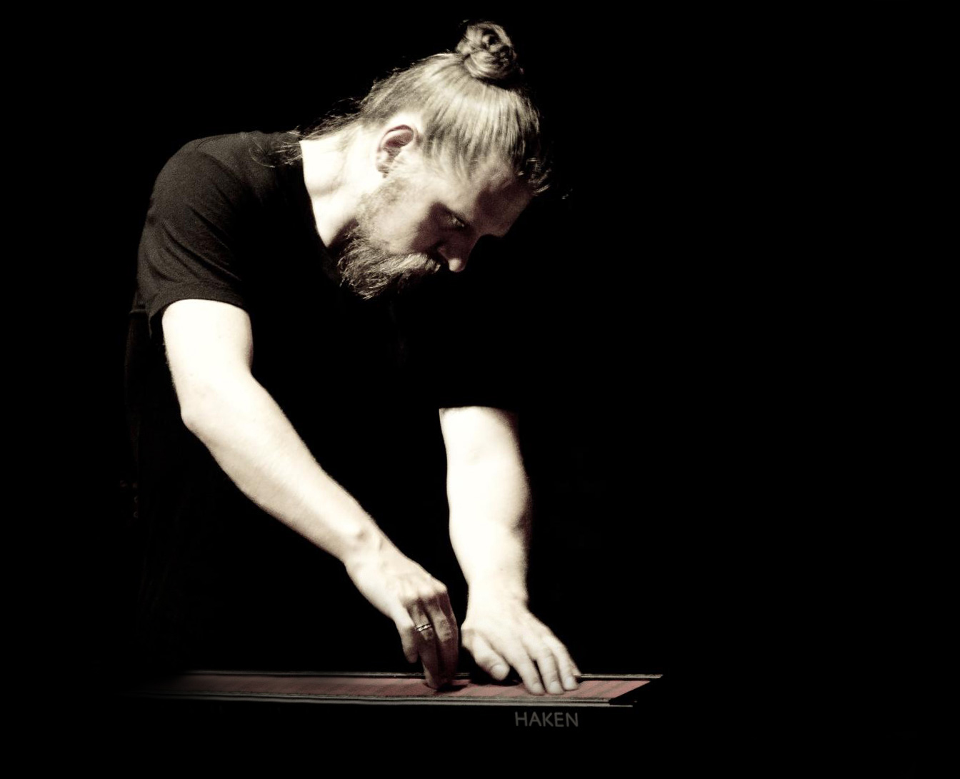 Sarth Calhoun playing a Haken Continuum Fingerboard.